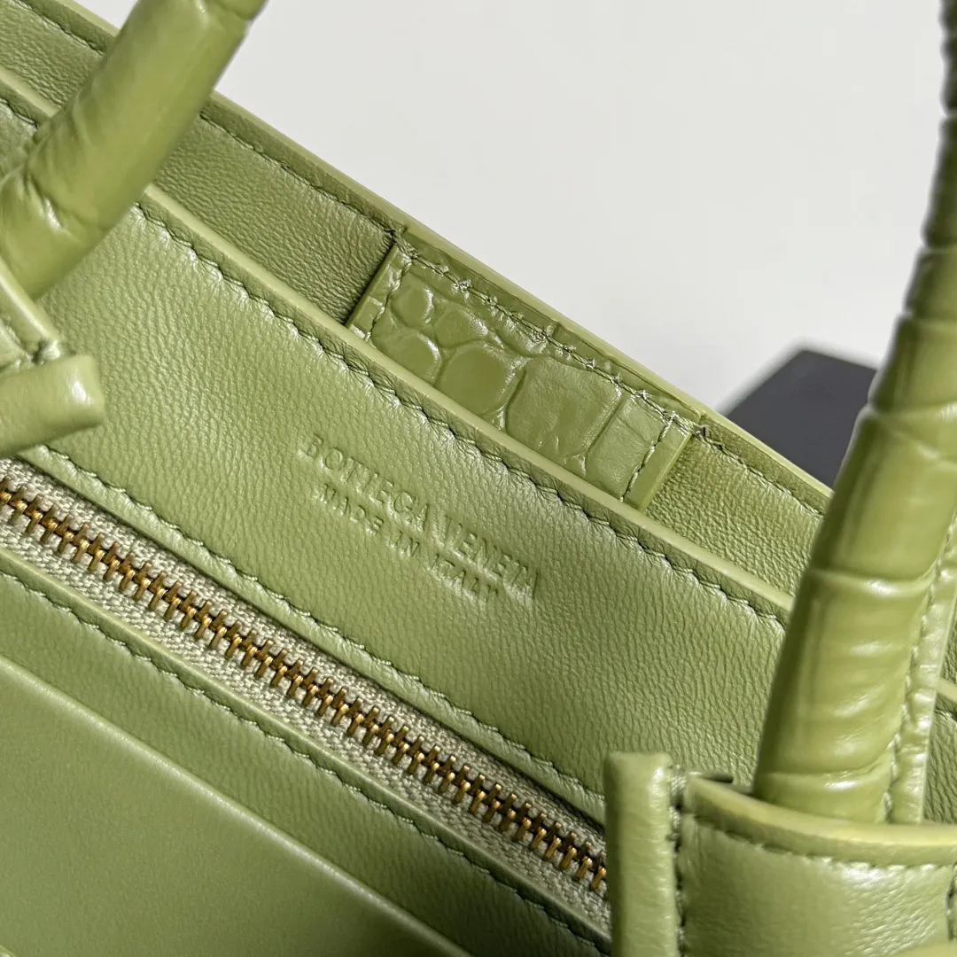 Batch 2880 BOTTEGA VENETA crocodile leather mini andiamo is paired with a four-piece oak hardware set, making the entire bag more layered. As a classic model of the BV family, each innovation brings different surprises to fans. There are three ways to carry it with different makeup. Crocodile skin is called the gold in leather and is famous for its top luxury and rarity. During use, the luster of the crocodile skin will not fade or fade with time. No matter how long it is used, it will still remain new. And because each crocodile skin is different, the effect of each crocodile leather bag is different. Style number: 777614+wood hardware Size: 22*15.5*9cm